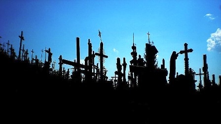 Hình ảnh rùng rợn từ ngọn đồi Thánh giá ở Lithuania - 5 An Tử